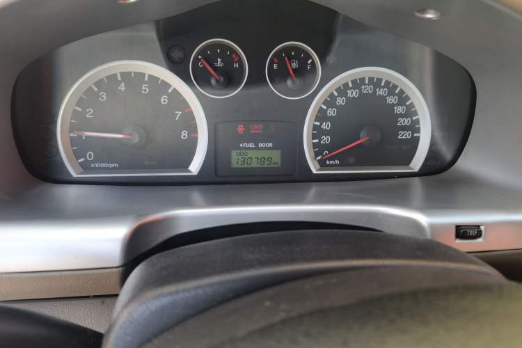 Used Huatai Santa Fe Classic 2012 2.0L Gasoline Manual Two-Wheel Drive with Sunroof Odometer Close Up