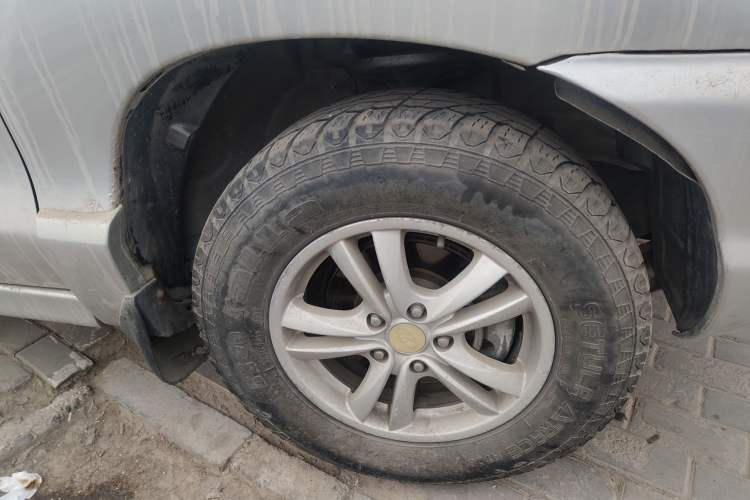 Used Huatai Santa Fe Classic 2012 2.0L Gasoline Manual Two-Wheel Drive with Sunroof Right Front Wheel Hub