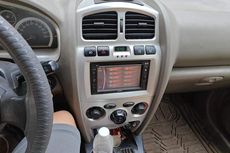 Used Huatai Santa Fe Classic 2012 2.0L Gasoline Manual Two-Wheel Drive with Sunroof Audio And AC Panel