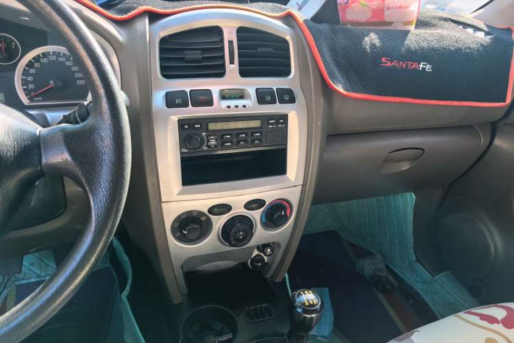 Used Huatai Santa Fe Classic 2012 2.0L Gasoline Manual Luxury Version Audio And AC Panel