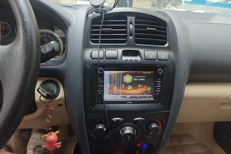 Used Huatai Santa Fe Classic 2012 2.0L Gasoline Manual Two-Wheel Drive with Sunroof Audio And AC Panel