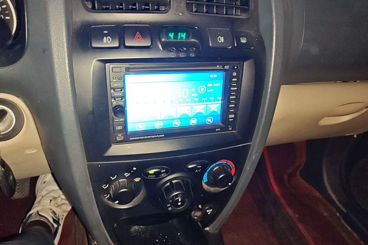 Used Huatai Santa Fe Classic 2012 2.0L Gasoline Manual Two-Wheel Drive with Sunroof Audio And AC Panel