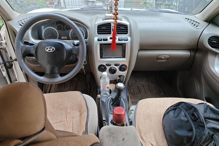 Used Huatai Santa Fe Classic 2012 2.0L Gasoline Manual Two-Wheel Drive with Sunroof Center Console