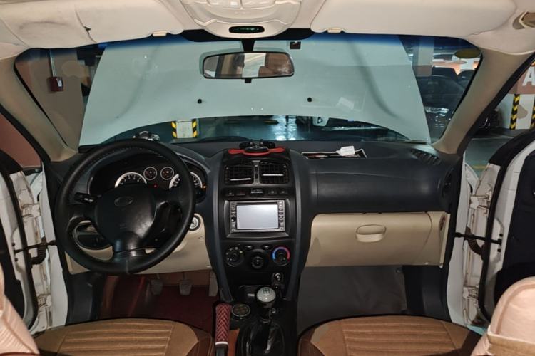 Used Huatai Santa Fe Classic 2012 2.0L Gasoline Manual Two-Wheel Drive with Sunroof Center Console