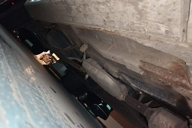 Used Huatai Santa Fe Classic 2012 2.0L Gasoline Manual Two-Wheel Drive with Sunroof Chassis Front Right
