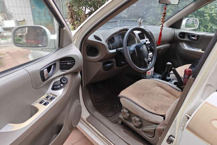 Used Huatai Santa Fe Classic 2012 2.0L Gasoline Manual Two-Wheel Drive with Sunroof Driver Seat