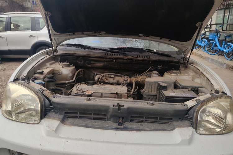 Used Huatai Santa Fe Classic 2012 2.0L Gasoline Manual Two-Wheel Drive with Sunroof Engine Bay