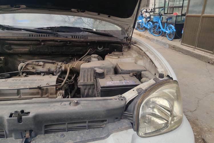 Used Huatai Santa Fe Classic 2012 2.0L Gasoline Manual Two-Wheel Drive with Sunroof Engine Bay Left