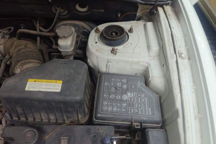 Used Huatai Santa Fe Classic 2012 2.0L Gasoline Manual Two-Wheel Drive with Sunroof Engine Bay Left