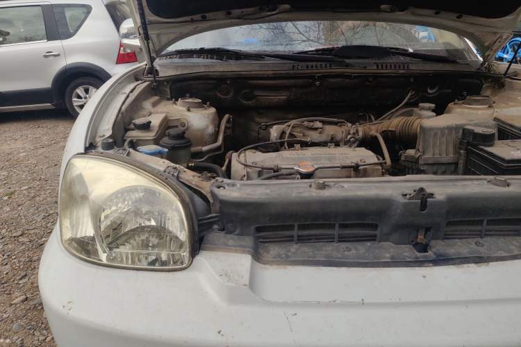 Used Huatai Santa Fe Classic 2012 2.0L Gasoline Manual Two-Wheel Drive with Sunroof Engine Bay Right
