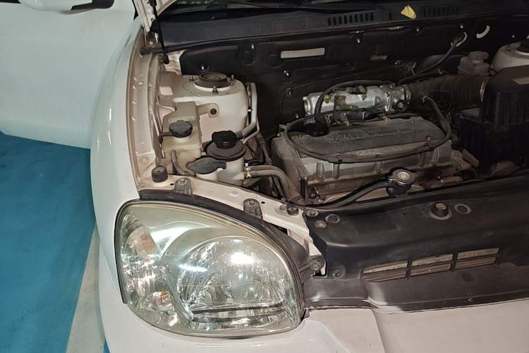 Used Huatai Santa Fe Classic 2012 2.0L Gasoline Manual Two-Wheel Drive with Sunroof Engine Bay Right
