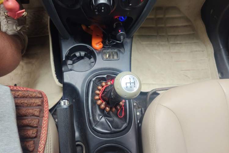 Used Huatai Santa Fe Classic 2012 2.0L Gasoline Manual Two-Wheel Drive with Sunroof Gear Lever