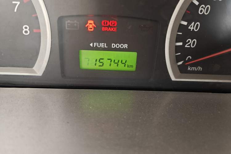 Used Huatai Santa Fe Classic 2012 2.0L Gasoline Manual Two-Wheel Drive with Sunroof Odometer Close Up