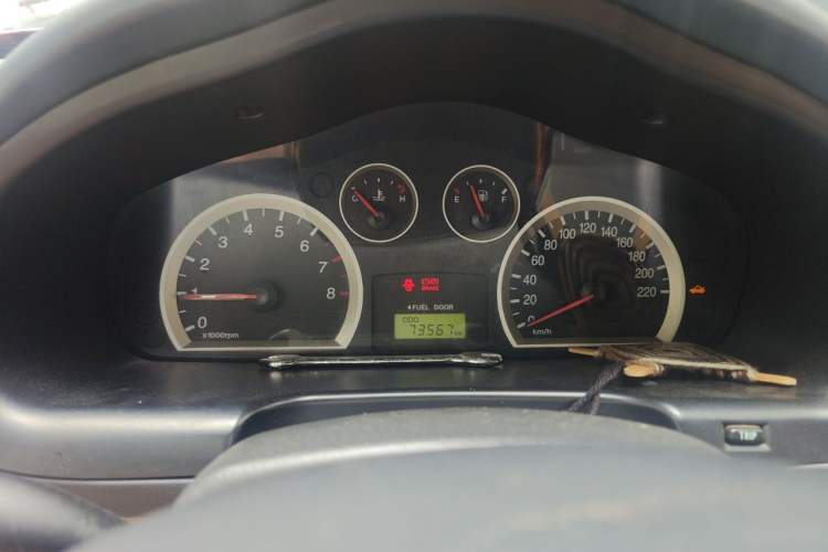 Used Huatai Santa Fe Classic 2012 2.0L Gasoline Manual Two-Wheel Drive with Sunroof Odometer Close Up