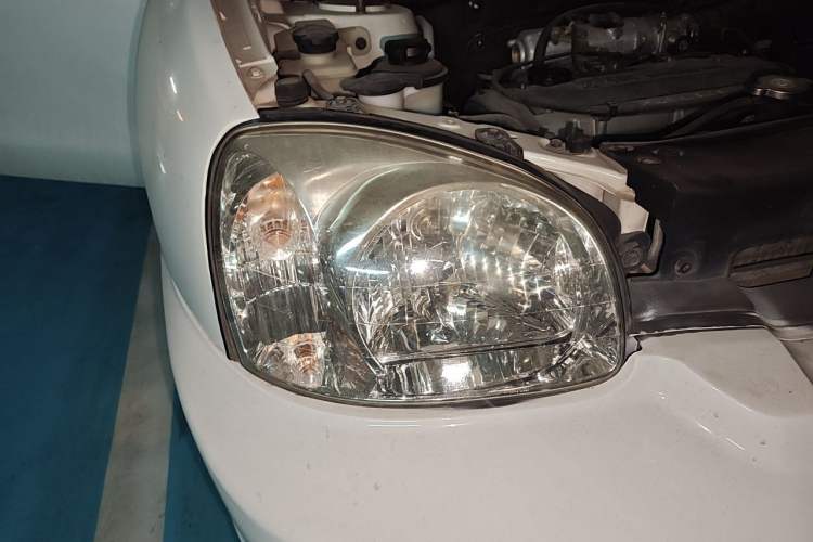 Used Huatai Santa Fe Classic 2012 2.0L Gasoline Manual Two-Wheel Drive with Sunroof Right Front Headlight