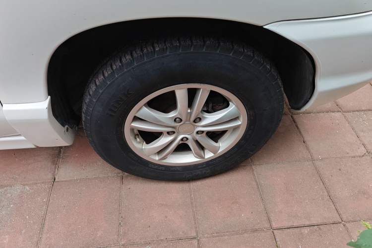 Used Huatai Santa Fe Classic 2012 2.0L Gasoline Manual Two-Wheel Drive with Sunroof Right Front Wheel Hub
