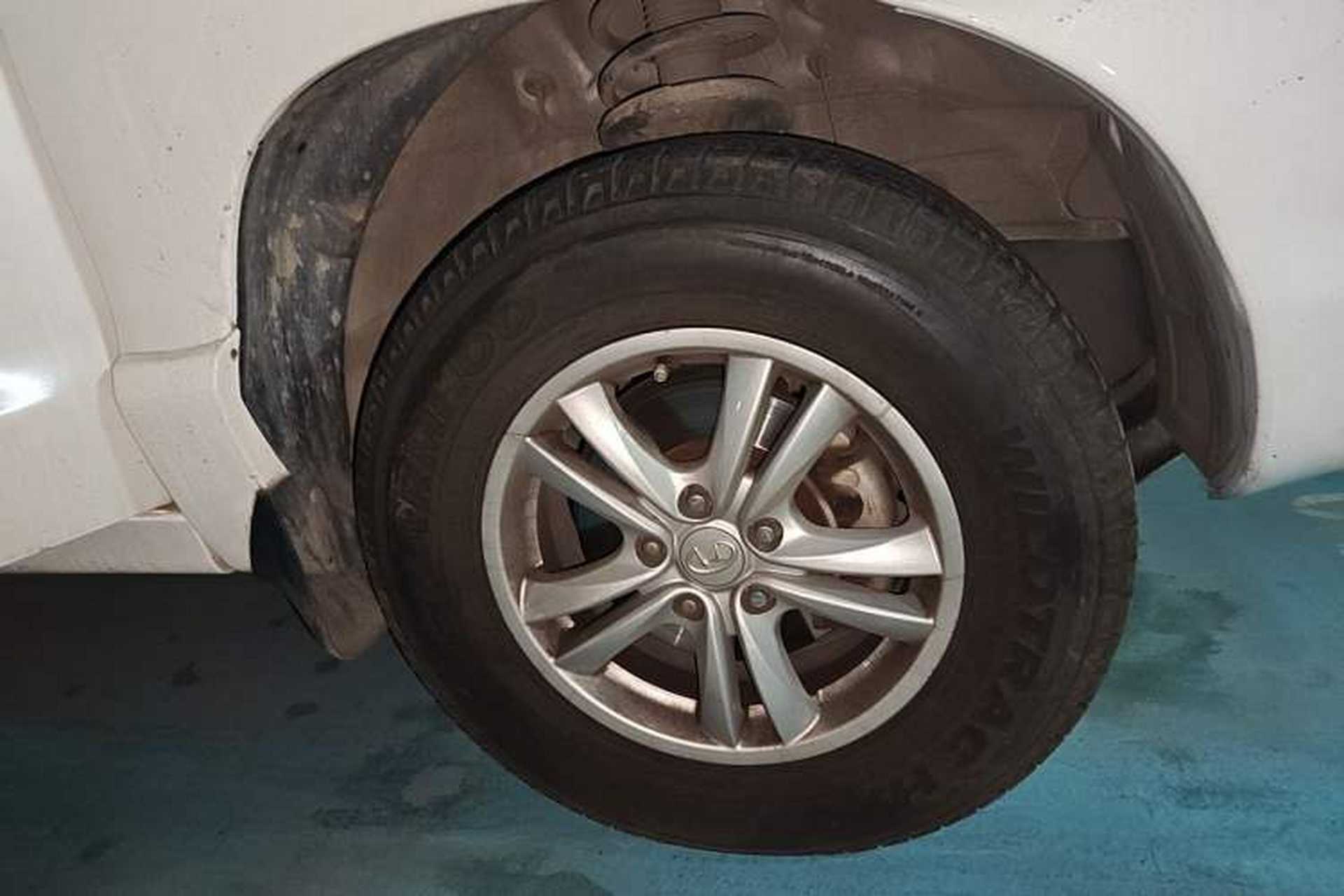 Used Huatai Santa Fe Classic 2012 2.0L Gasoline Manual Two-Wheel Drive with Sunroof Right Front Wheel Hub
