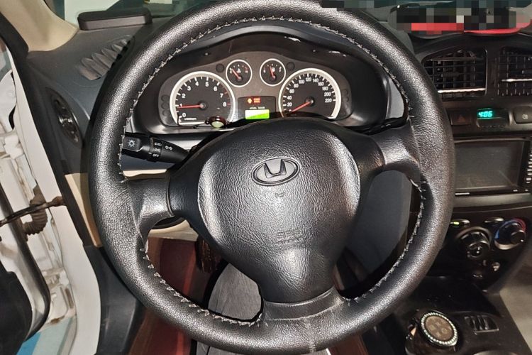 Used Huatai Santa Fe Classic 2012 2.0L Gasoline Manual Two-Wheel Drive with Sunroof Steering Wheel