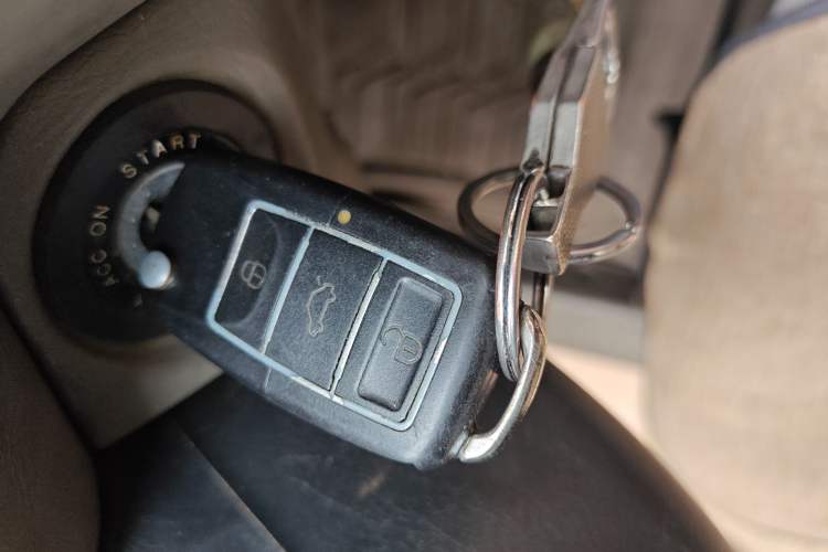 Used Huatai Santa Fe Classic 2012 2.0L Gasoline Manual Two-Wheel Drive with Sunroof Vehicle Key