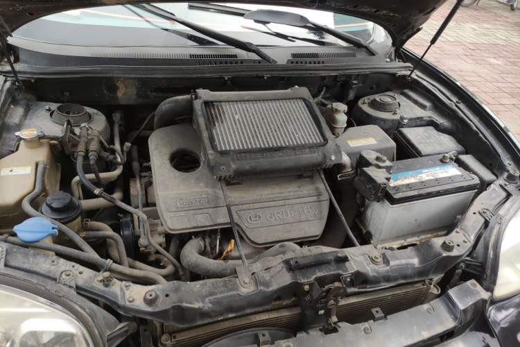 Used Huatai Santa Fe Classic 2013 2.0T Diesel Manual Two-Wheel Drive Sunroof Model Engine Bay