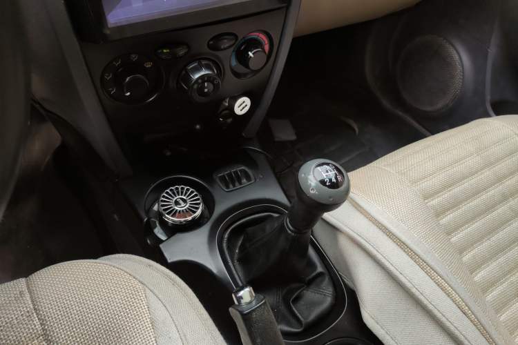 Used Huatai Santa Fe Classic 2013 2.0T Diesel Manual Two-Wheel Drive Sunroof Model Gear Lever