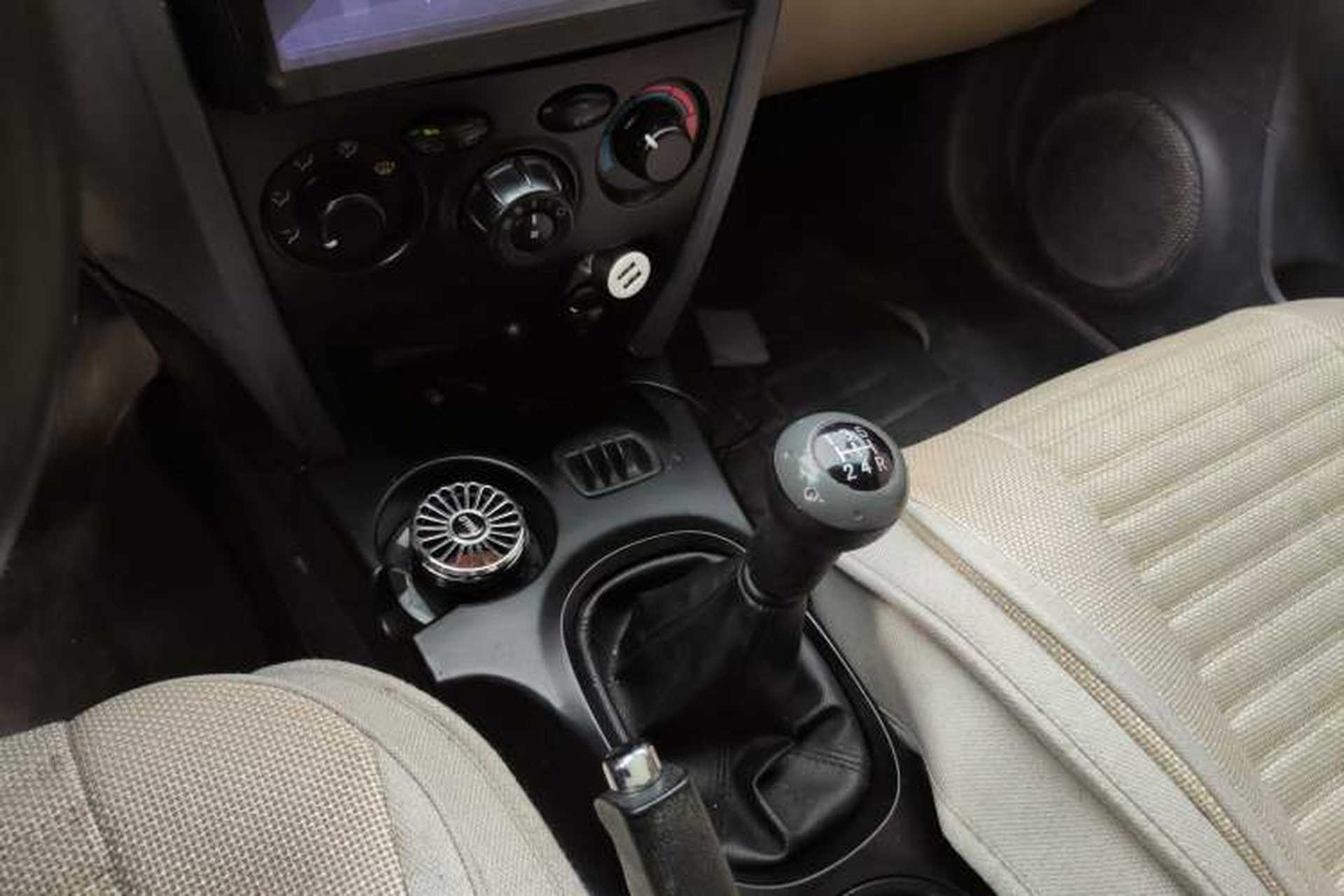 Used Huatai Santa Fe Classic 2013 2.0T Diesel Manual Two-Wheel Drive Sunroof Model Gear Lever