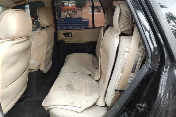 Used Huatai Santa Fe Classic 2013 2.0T Diesel Manual Two-Wheel Drive Sunroof Model Left Rear Seat