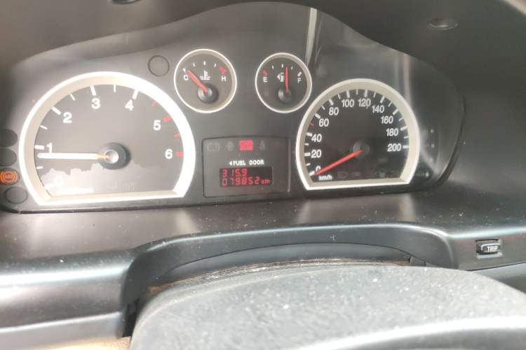 Used Huatai Santa Fe Classic 2013 2.0T Diesel Manual Two-Wheel Drive Sunroof Model Odometer Close Up