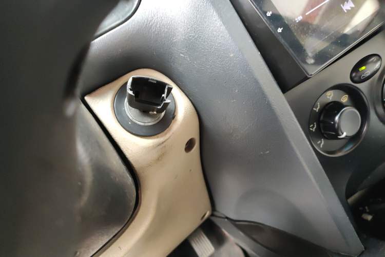 Used Huatai Santa Fe Classic 2013 2.0T Diesel Manual Two-Wheel Drive Sunroof Model Vehicle Key