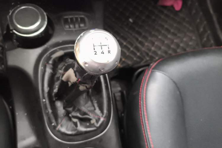 Used Huatai Santa Fe Classic 2015 2.0L Gasoline Manual Transmission Two-Wheel Drive Standard Version Gear Lever