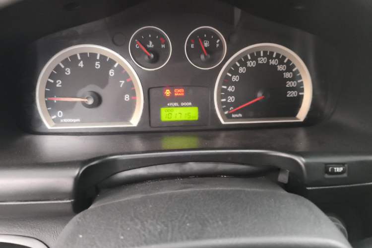 Used Huatai Santa Fe Classic 2015 2.0L Gasoline Manual Transmission Two-Wheel Drive Standard Version Odometer Close Up