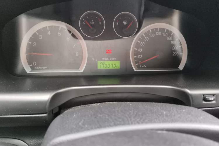 Used Huatai Santa Fe Classic 2015 2.0L Gasoline Manual Transmission Two-Wheel Drive Standard Version Odometer Close Up