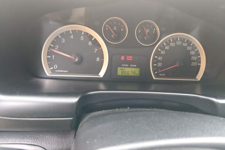 Used Huatai Santa Fe Classic 2015 2.0L Gasoline Manual Transmission Two-Wheel Drive Standard Version Odometer Close Up