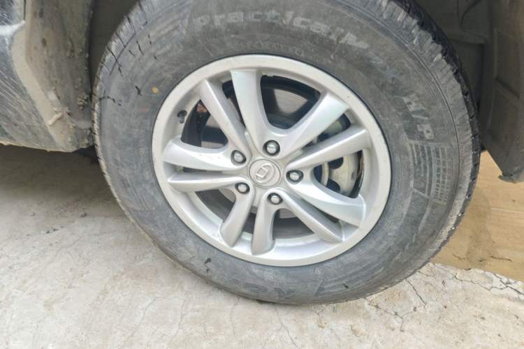 Used Huatai Santa Fe Classic 2015 2.0L Gasoline Manual Transmission Two-Wheel Drive Standard Version Right Front Wheel Hub