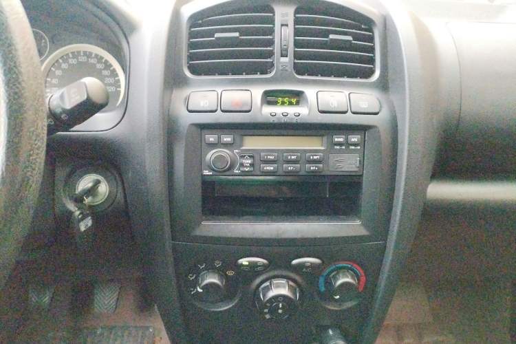 Used Huatai Santa Fe Classic 2015 2.0L Gasoline Manual Transmission Two-Wheel Drive Standard Version Audio And AC Panel