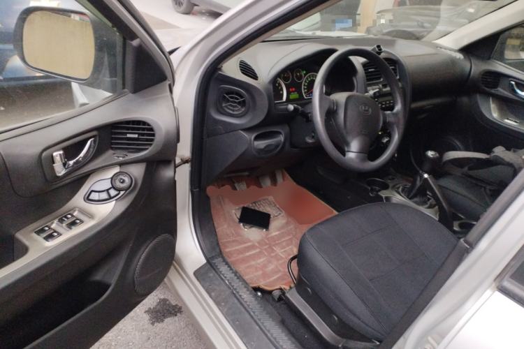 Used Huatai Santa Fe Classic 2015 2.0L Gasoline Manual Transmission Two-Wheel Drive Standard Version Driver Seat