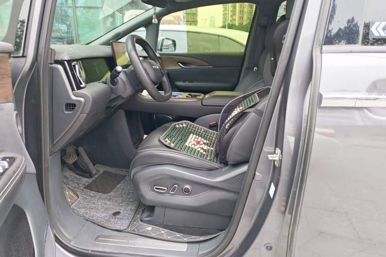 Used Hycan V09 2023 Luxury Edition 620 Left Front Seat