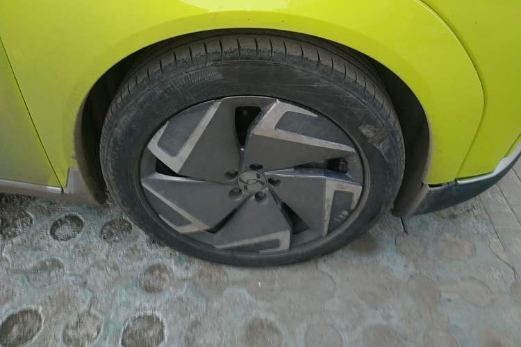 Used Hycan Z03 2022 620 km Range Trendy Cool Version 160 kW 76.8 kWh Right Front Wheel Hub