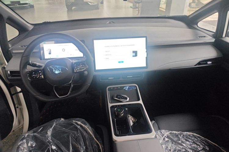 Used Hycan Z03 2022 510 km Range Trendy Cool Version 160 kW 61.13 kWh Center Console