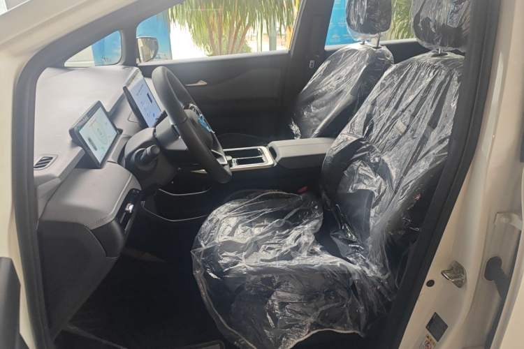 Used Hycan Z03 2022 510 km Range Trendy Cool Version 160 kW 61.13 kWh Left Front Seat