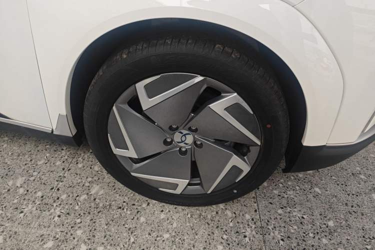 Used Hycan Z03 2022 510 km Range Trendy Cool Version 160 kW 61.13 kWh Right Front Wheel Hub