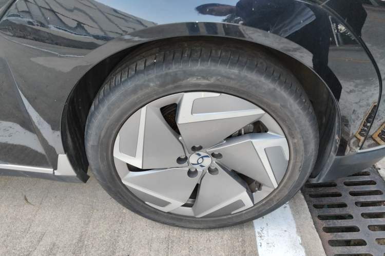 Used Hycan Z03 2022 510 km Range Trendy Cool Version 160 kW 61.13 kWh Right Front Wheel Hub