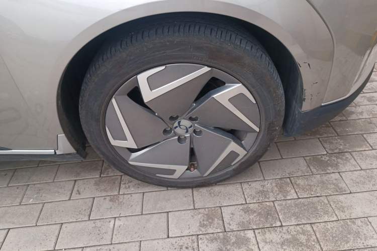 Used Hycan Z03 2022 620 km Range Trendy Cool Version 160 kW 76.8 kWh Right Front Wheel Hub