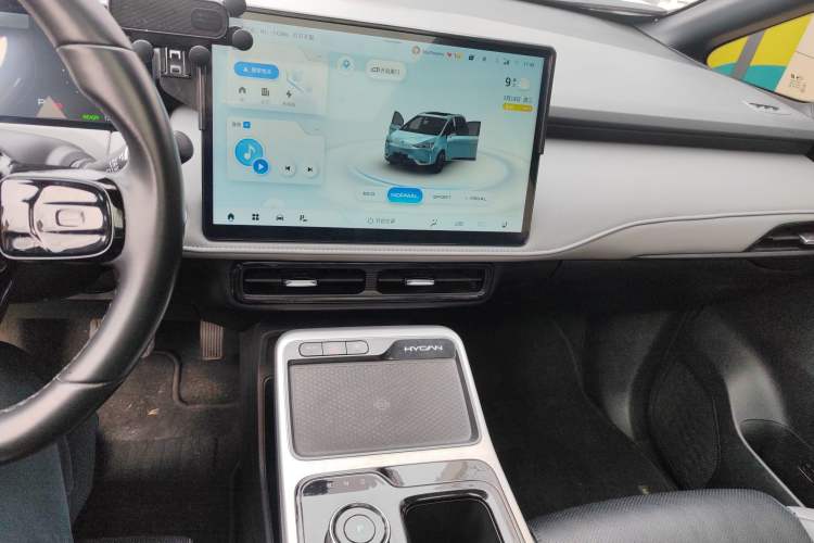 Used Hycan Z03 2022 510 km Range Trendy Cool Version 135 kW 63.98 kWh Audio And AC Panel