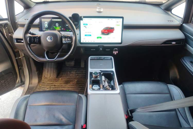 Used Hycan Z03 2022 620 km Range Trendy Cool Version 160 kW 76.8 kWh Center Console