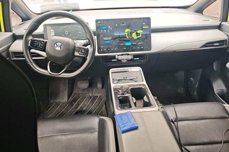 Used Hycan Z03 2022 510 km Range Trendy Cool Version 135 kW 63.98 kWh Center Console