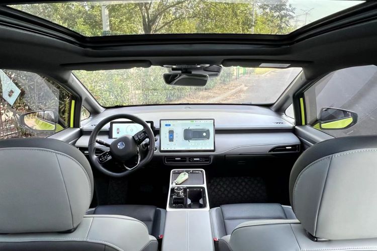 Used Hycan Z03 2022 510 km Range Chaozhi Version 135 kW 63.98 kWh Center Console
