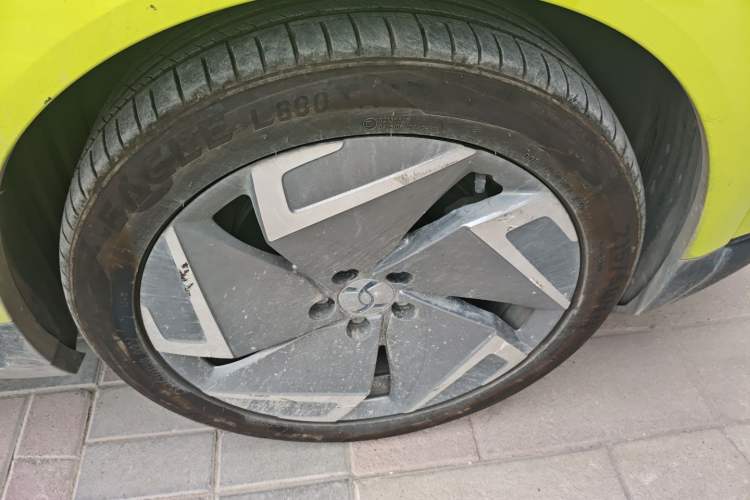 Used Hycan Z03 2022 510 km Range Trendy Cool Version 135 kW 63.98 kWh Right Front Wheel Hub