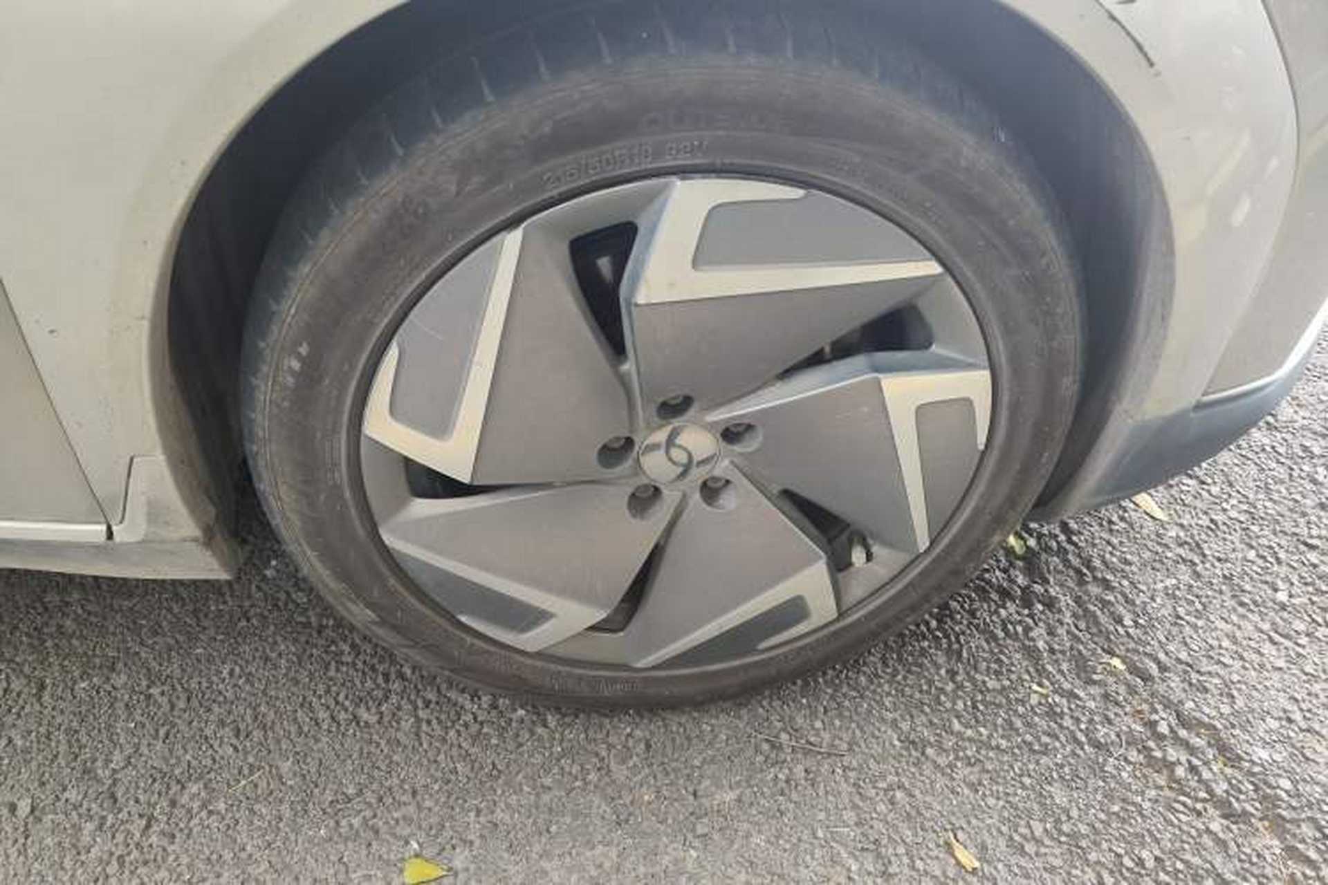 Used Hycan Z03 2022 620 km Range Trendy Cool Version 160 kW 76.8 kWh Right Front Wheel Hub