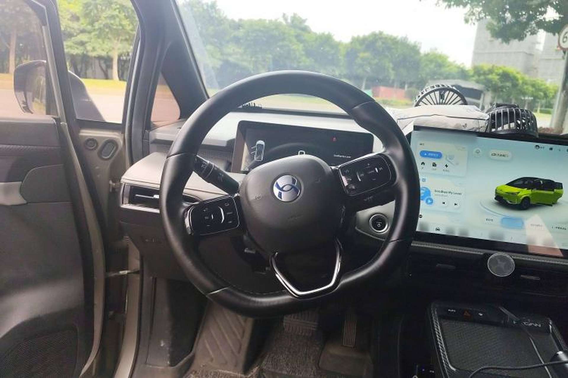 Used Hycan Z03 2022 620 km Range Trendy Cool Version 160 kW 76.8 kWh Steering Wheel